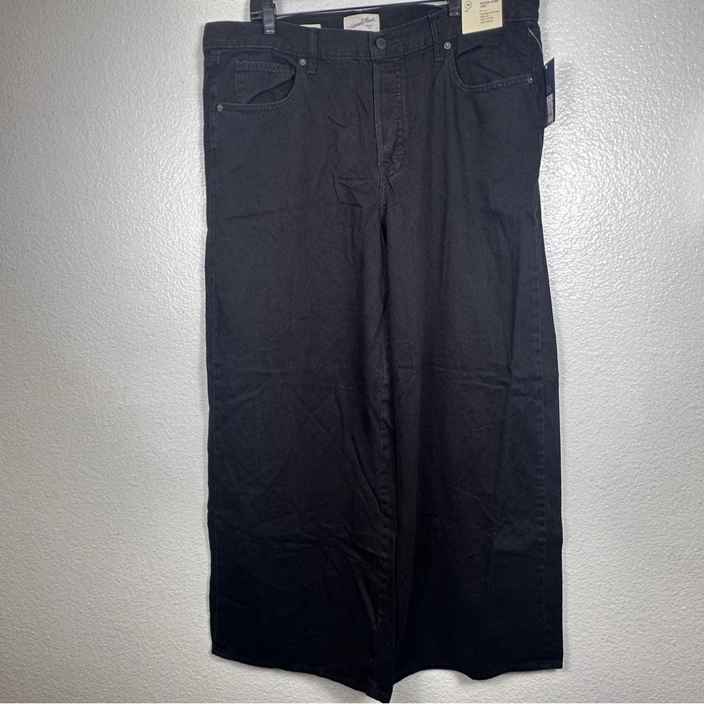 Universal Thread Women's Mid Rise Wide
Leg Black Denim Jeans 16